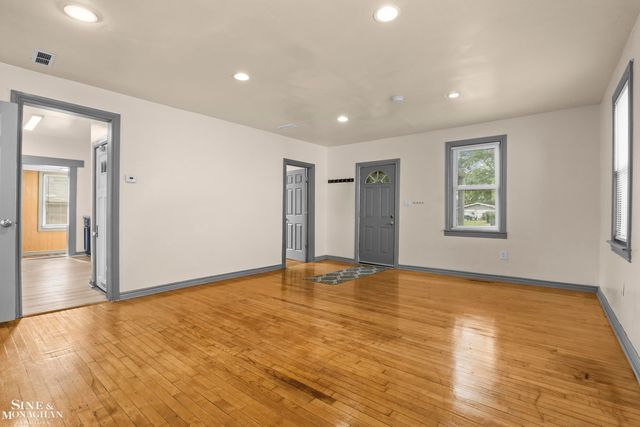 1312 E Harry Avenue, Hazel Park, MI 48030