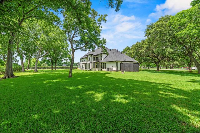 23 Westpoint Drive, Missouri City, TX 77459