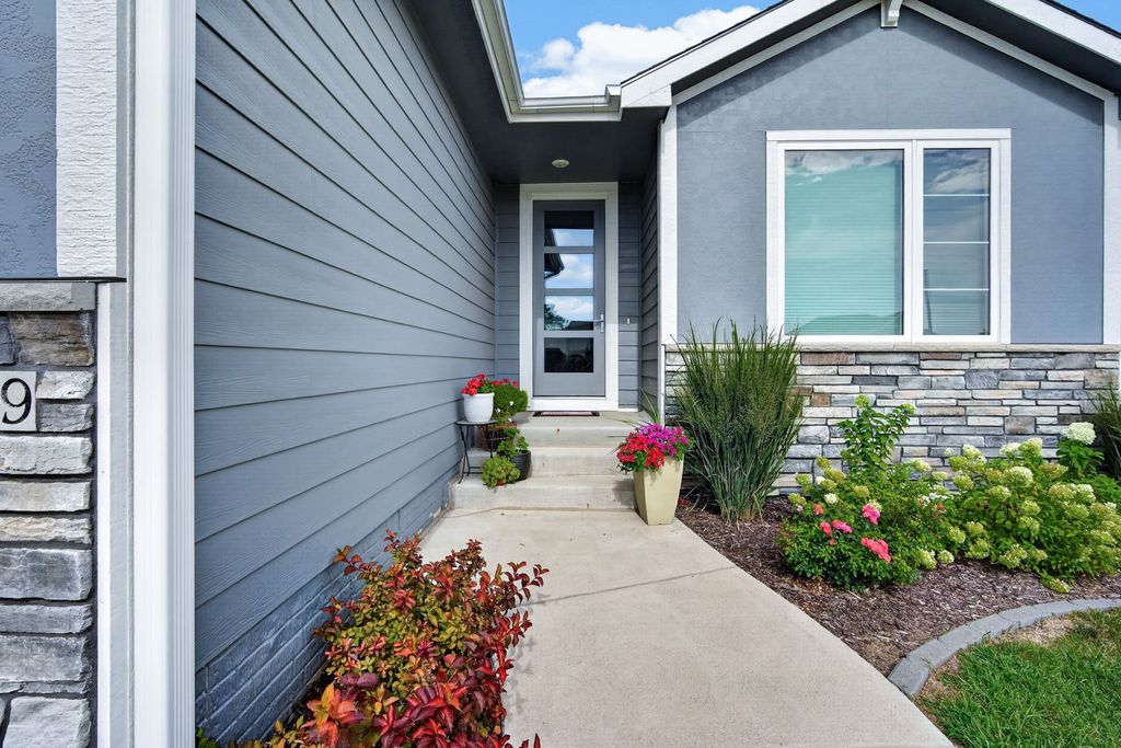 9639 Watermeadow Circle, Johnston, IA 50131