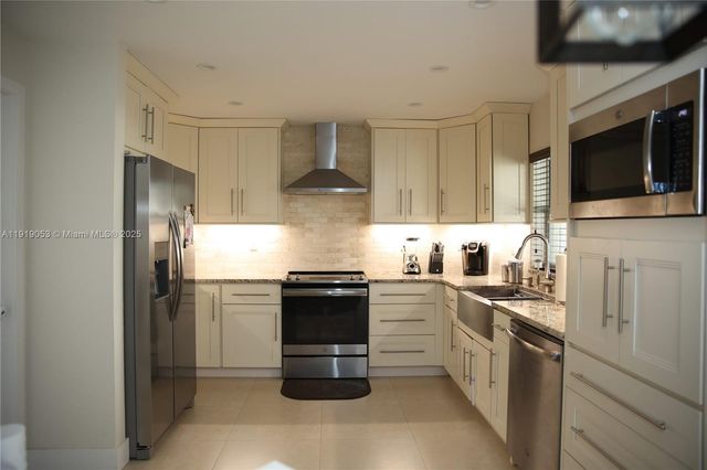 9828 NW 2nd St, Plantation, FL 33324