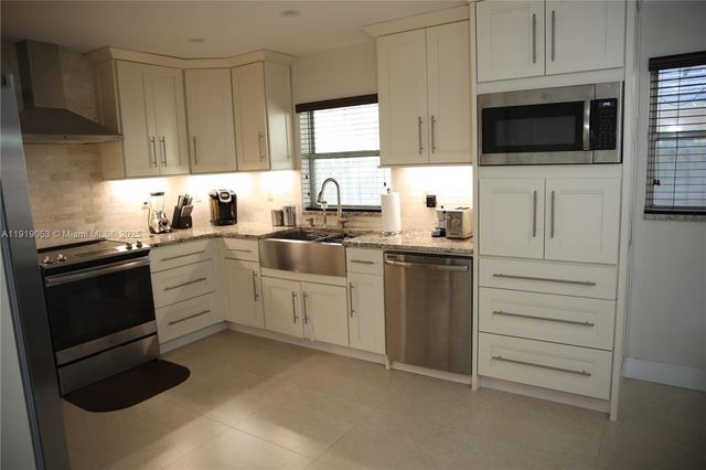 9828 NW 2nd St, Plantation, FL 33324