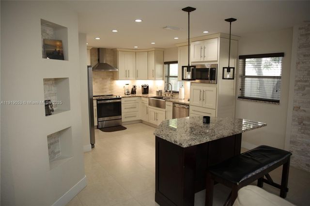 9828 NW 2nd St, Plantation, FL 33324