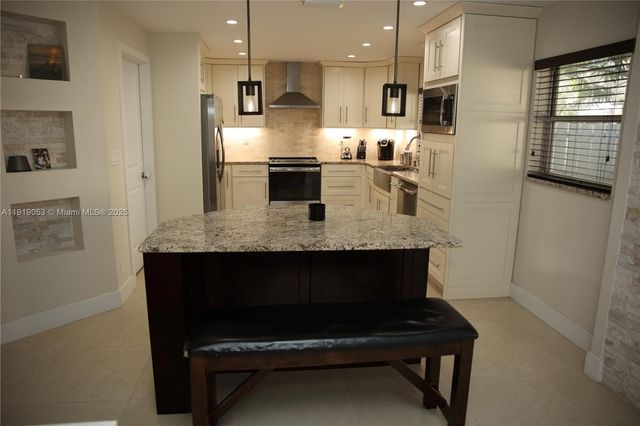 9828 NW 2nd St, Plantation, FL 33324