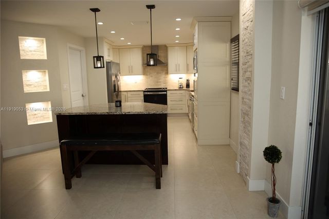 9828 NW 2nd St, Plantation, FL 33324