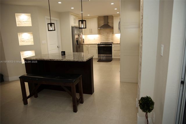 9828 NW 2nd St, Plantation, FL 33324