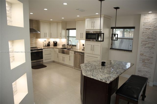 9828 NW 2nd St, Plantation, FL 33324