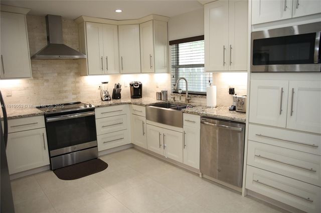 9828 NW 2nd St, Plantation, FL 33324