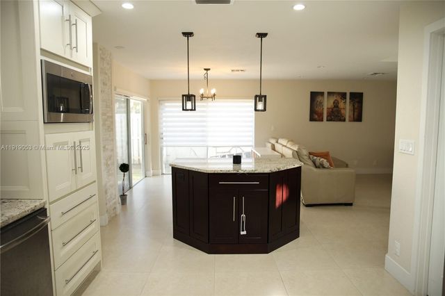 9828 NW 2nd St, Plantation, FL 33324