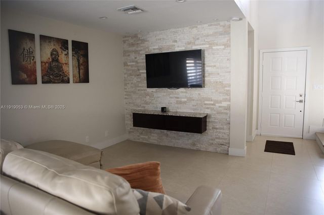 9828 NW 2nd St, Plantation, FL 33324