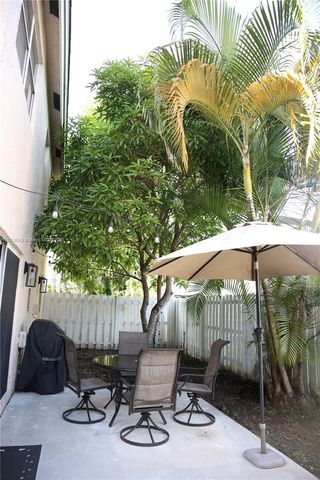 9828 NW 2nd St, Plantation, FL 33324