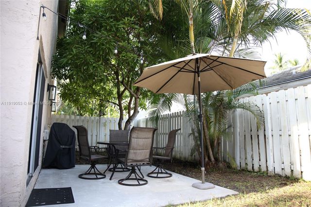 9828 NW 2nd St, Plantation, FL 33324