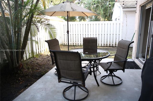 9828 NW 2nd St, Plantation, FL 33324