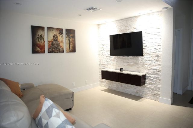 9828 NW 2nd St, Plantation, FL 33324