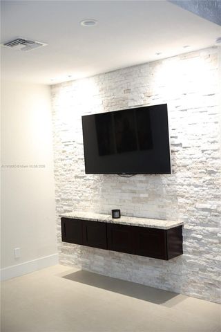 9828 NW 2nd St, Plantation, FL 33324