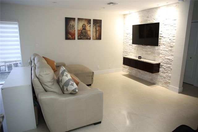 9828 NW 2nd St, Plantation, FL 33324