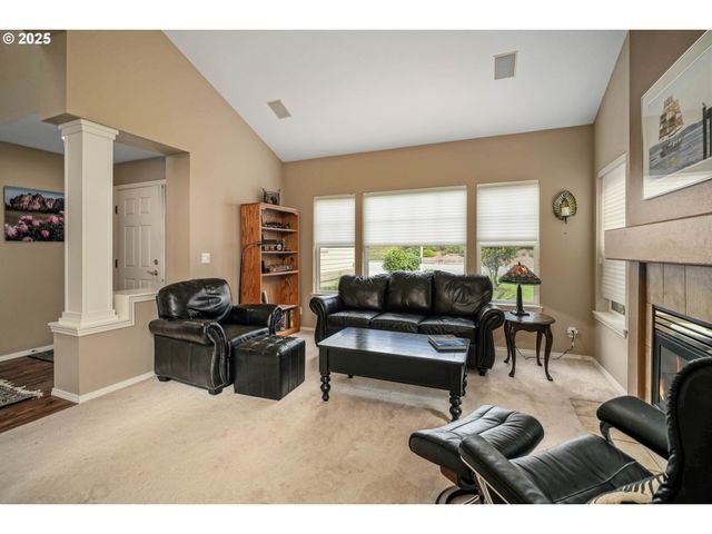 528 CREEKSIDE Dr, Salem, OR 97306