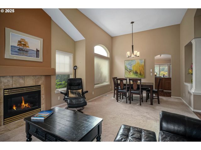 528 CREEKSIDE Dr, Salem, OR 97306