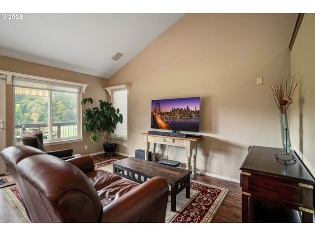 528 CREEKSIDE Dr, Salem, OR 97306