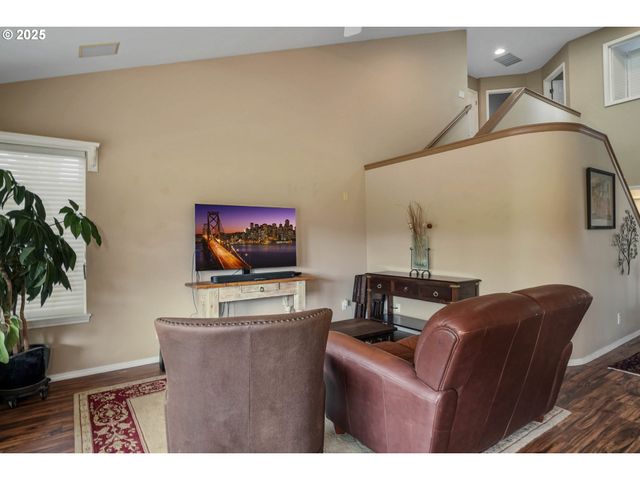 528 CREEKSIDE Dr, Salem, OR 97306