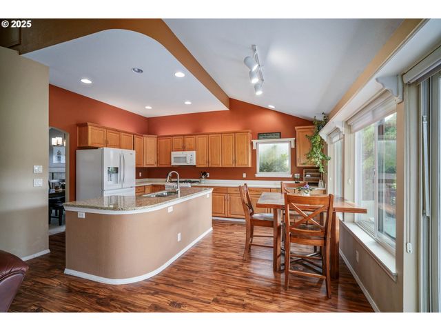 528 CREEKSIDE Dr, Salem, OR 97306