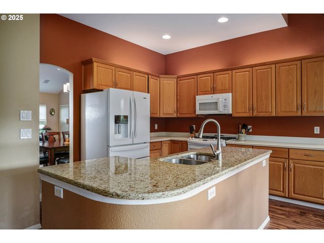 528 CREEKSIDE Dr, Salem, OR 97306