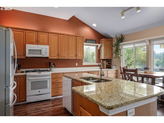 528 CREEKSIDE Dr, Salem, OR 97306