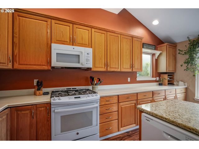 528 CREEKSIDE Dr, Salem, OR 97306