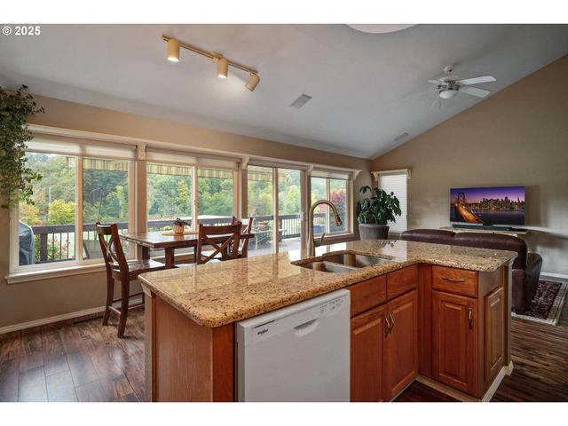 528 CREEKSIDE Dr, Salem, OR 97306