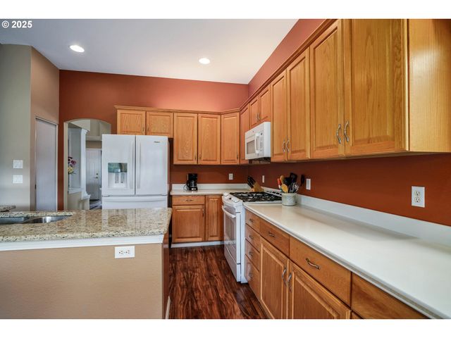 528 CREEKSIDE Dr, Salem, OR 97306