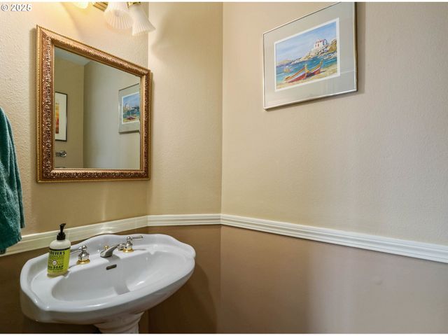 528 CREEKSIDE Dr, Salem, OR 97306