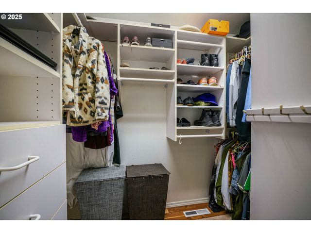 528 CREEKSIDE Dr, Salem, OR 97306