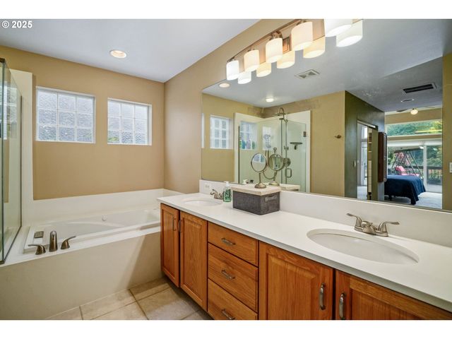 528 CREEKSIDE Dr, Salem, OR 97306