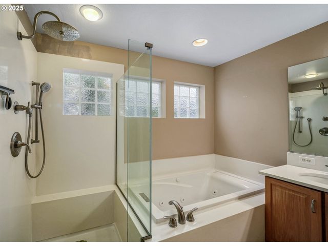 528 CREEKSIDE Dr, Salem, OR 97306