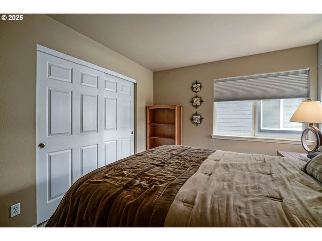 528 CREEKSIDE Dr, Salem, OR 97306