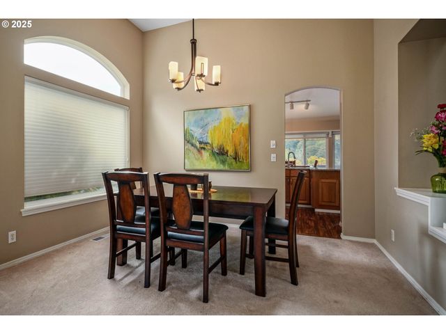 528 CREEKSIDE Dr, Salem, OR 97306