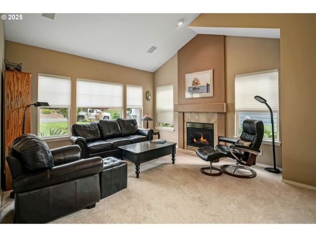 528 CREEKSIDE Dr, Salem, OR 97306