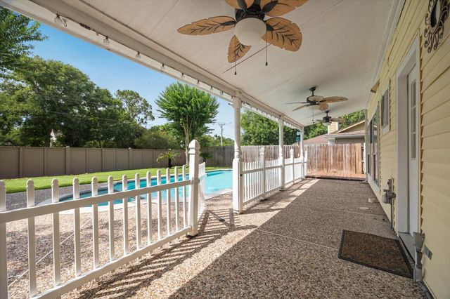 607 Oak Harbor Drive, Houston, TX 77062