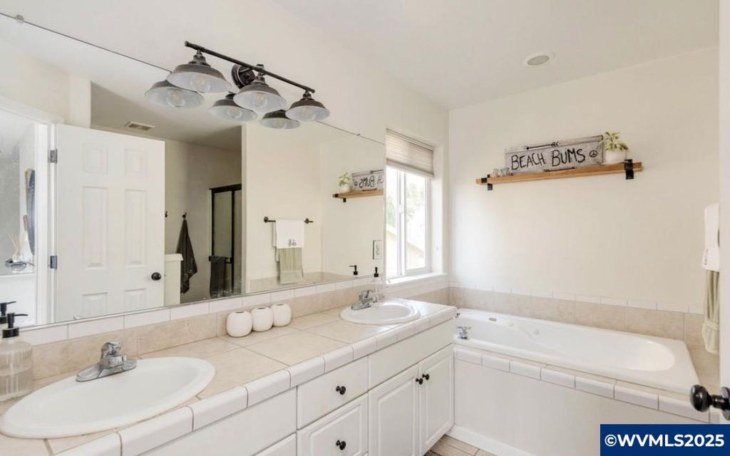 Image 11 of property listing at 741 Van Buren Dr NW, Salem, OR 97304