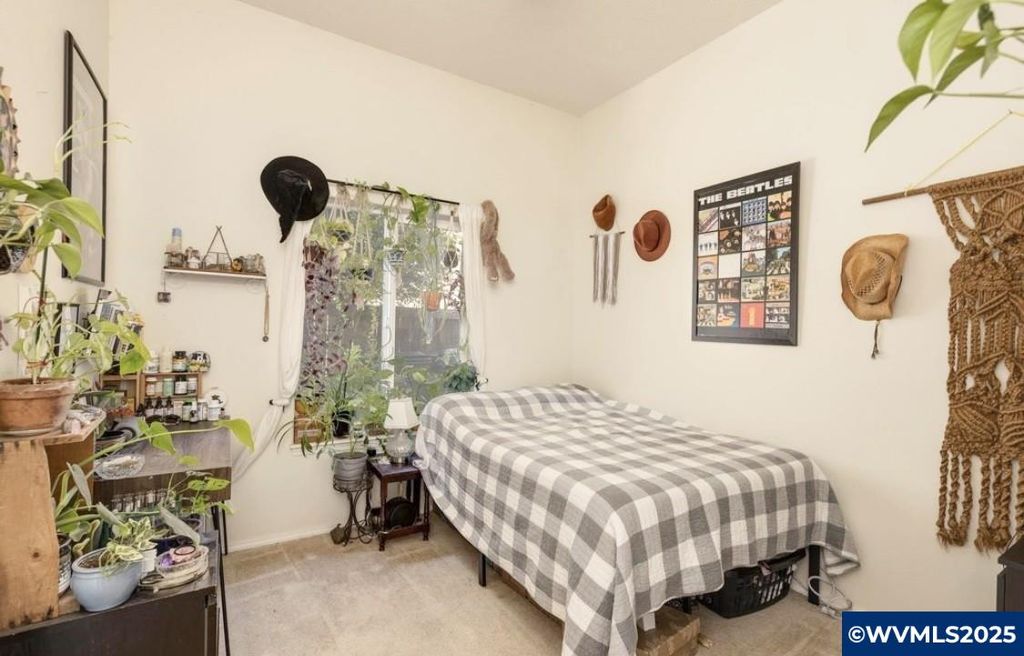 Image 12 of property listing at 741 Van Buren Dr NW, Salem, OR 97304