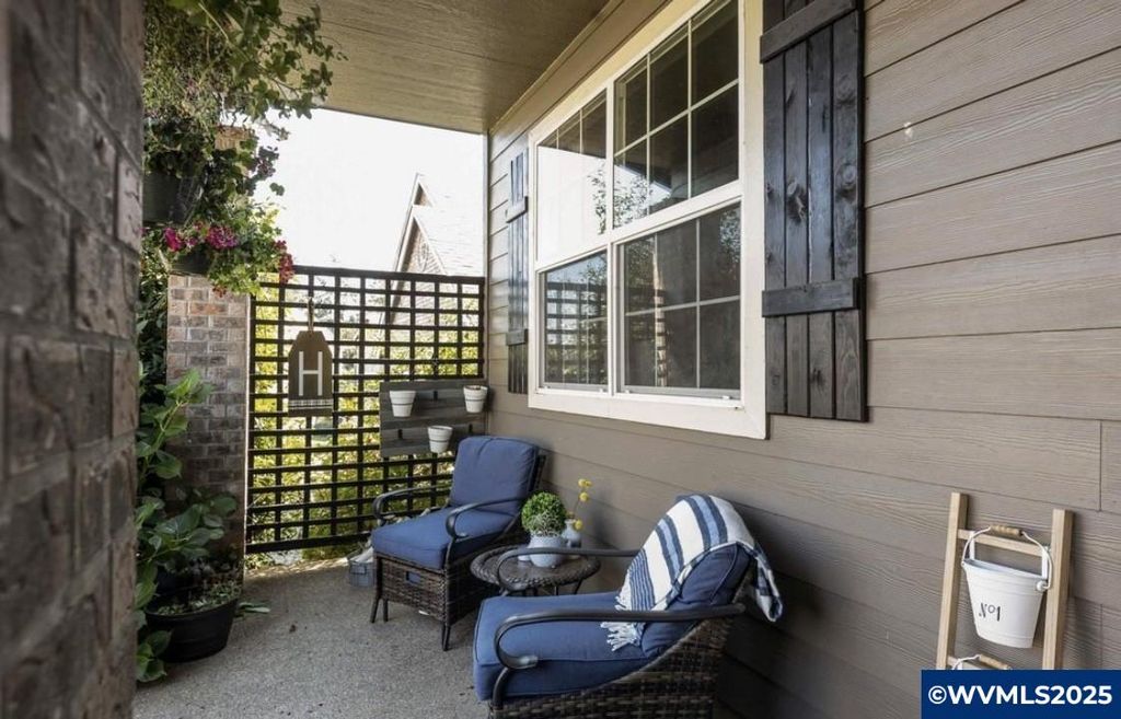 Image 18 of property listing at 741 Van Buren Dr NW, Salem, OR 97304