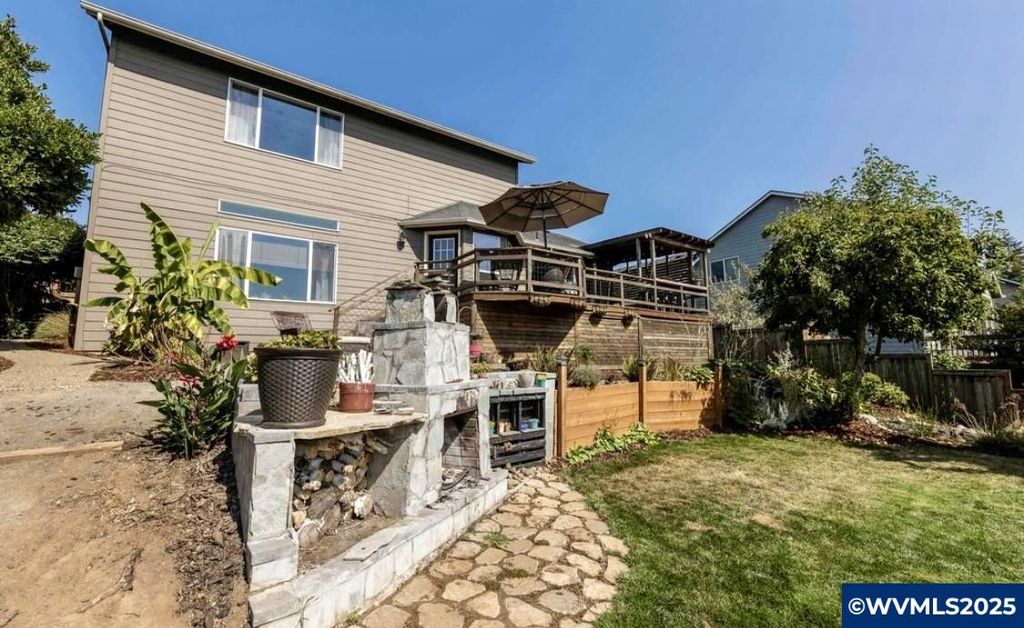 Image 21 of property listing at 741 Van Buren Dr NW, Salem, OR 97304