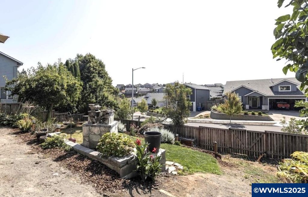 Image 23 of property listing at 741 Van Buren Dr NW, Salem, OR 97304
