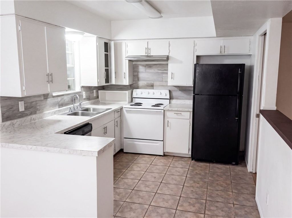 736 W Borden St, Sinton, TX 78387 — photo 2