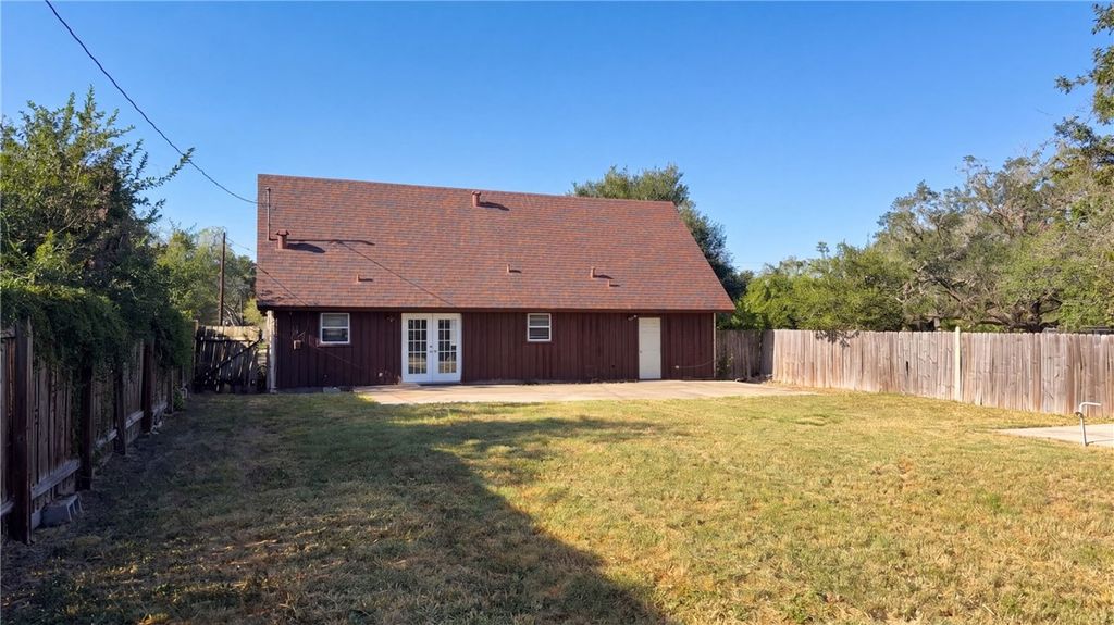 736 W Borden St, Sinton, TX 78387 — photo 5