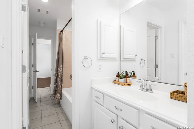21703 Givenchy Hl, San Antonio, TX 78256