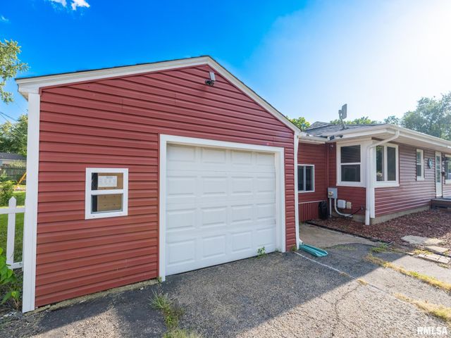 300 SOUTH Street, Pekin, IL 61554