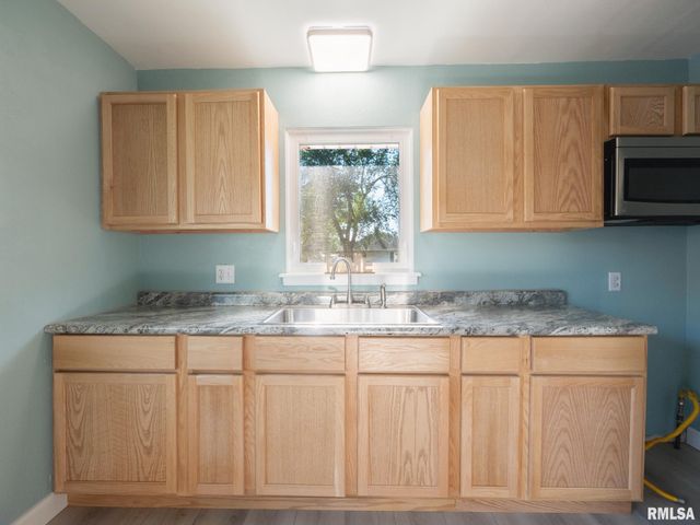 300 SOUTH Street, Pekin, IL 61554