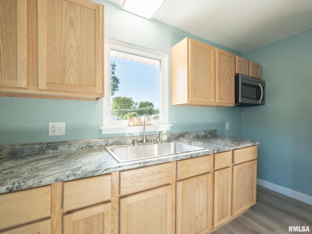 300 SOUTH Street, Pekin, IL 61554