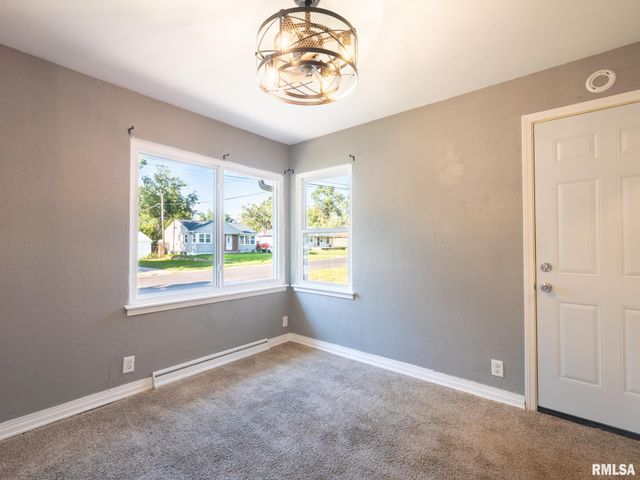 300 SOUTH Street, Pekin, IL 61554