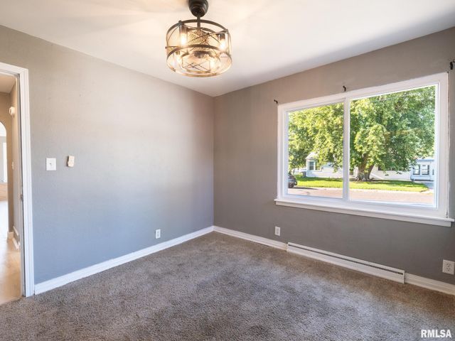 300 SOUTH Street, Pekin, IL 61554